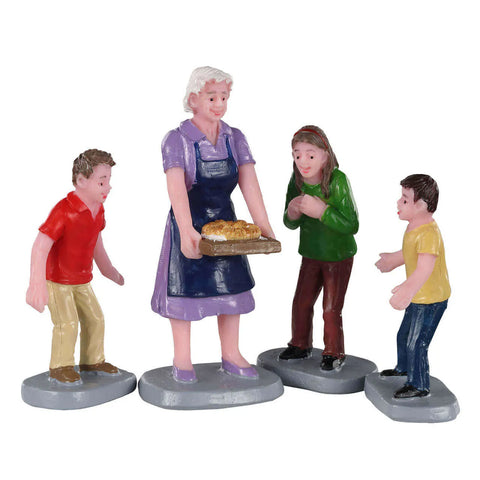 Lemax # 02945 Family Tradition