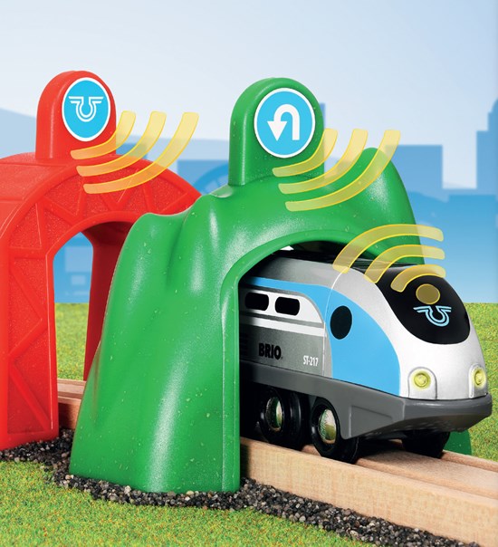 Brio 33834 Smart Engine With Action Tunnels